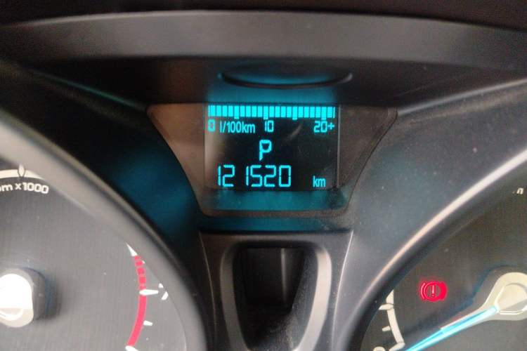Used Ford EcoSport 2013 1.5L Automatic Fashion Model Odometer Close Up
