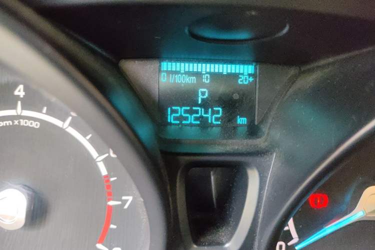 Used Ford EcoSport 2013 1.5L Automatic Fashion Model Odometer Close Up