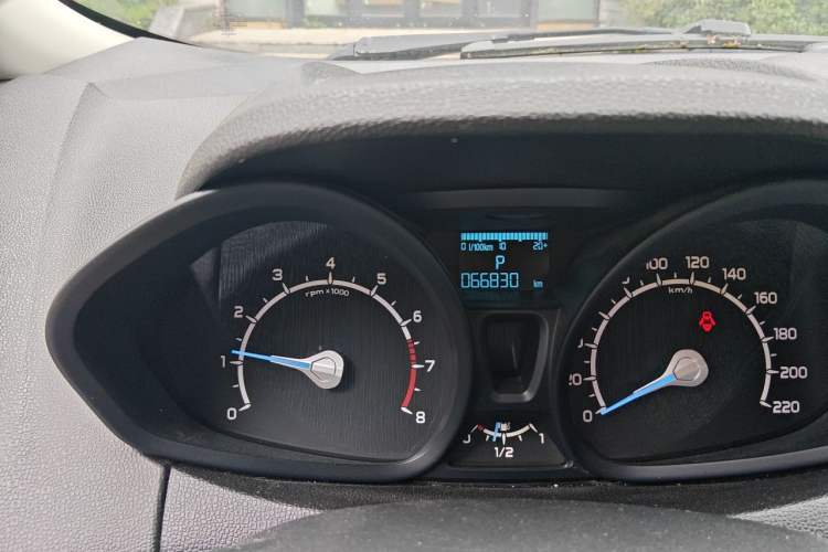 Used Ford EcoSport 2013 1.5L Automatic Fashion Model Odometer Close Up