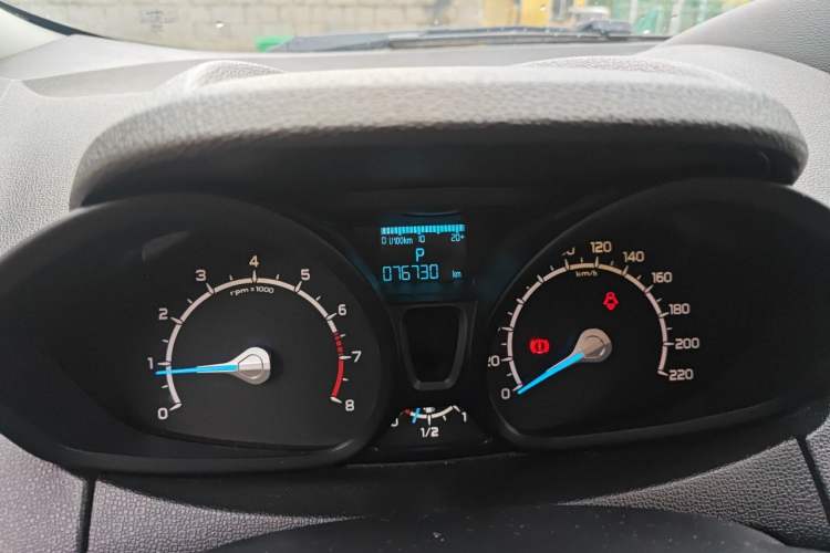 Used Ford EcoSport 2013 1.5L Automatic Fashion Model Odometer Close Up