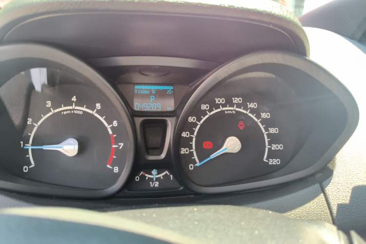 Used Ford EcoSport 2013 1.5L Automatic Fashion Model Odometer Close Up