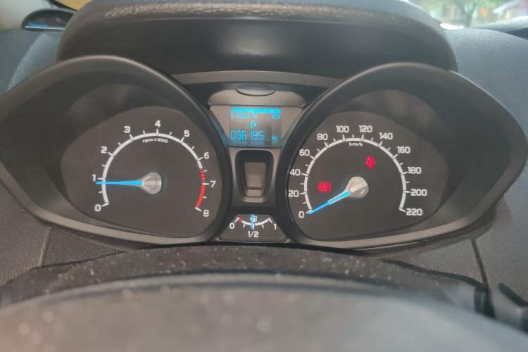 Used Ford EcoSport 2013 1.5L Automatic Fashion Model Odometer Close Up