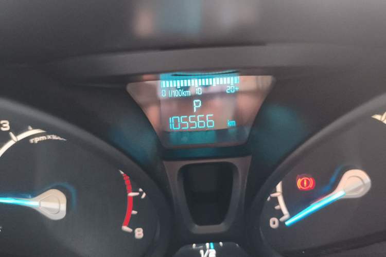 Used Ford EcoSport 2013 1.5L Automatic Fashion Model Odometer Close Up