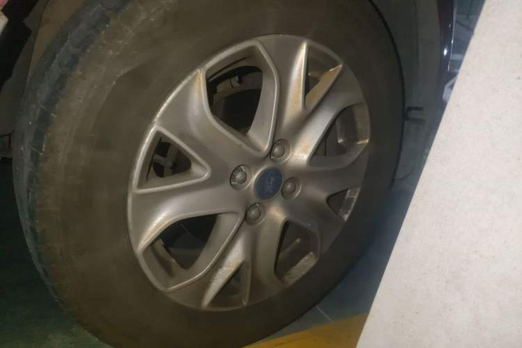 Used Ford EcoSport 2013 1.5L Automatic Fashion Model Right Front Wheel Hub