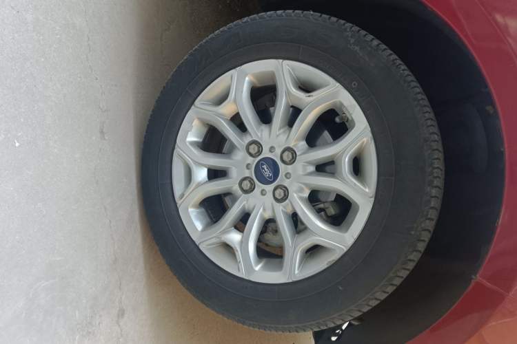 Used Ford EcoSport 2013 1.5L Automatic Prestige Model Right Front Wheel Hub