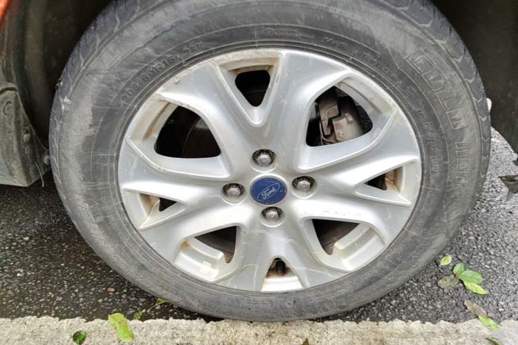 Used Ford EcoSport 2013 1.5L Automatic Fashion Model Right Front Wheel Hub