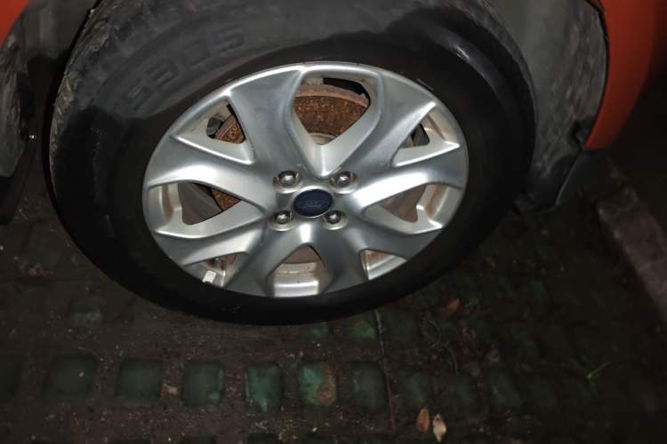 Used Ford EcoSport 2013 1.5L Automatic Fashion Model Right Front Wheel Hub