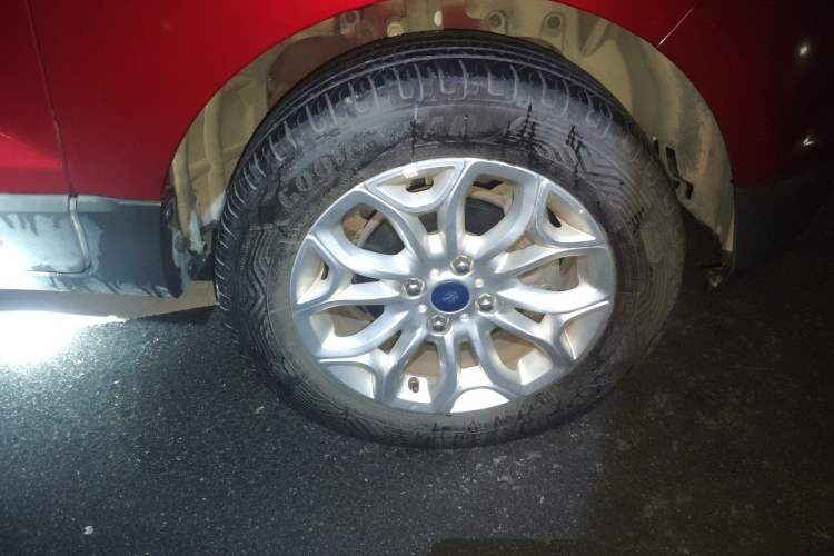 Used Ford EcoSport 2013 1.5L Automatic Prestige Model Right Front Wheel Hub