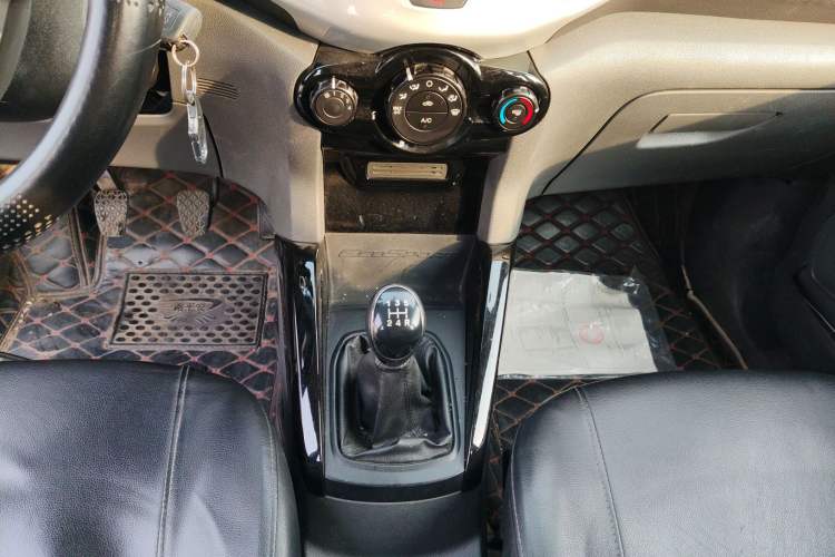 Used Ford EcoSport 2013 1.5L Manual Fashion Model Gear Lever