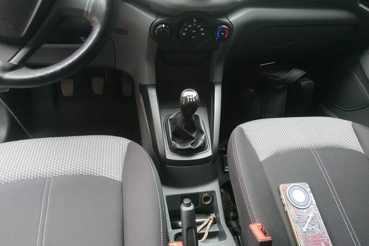 Used Ford EcoSport 2013 1.5L Manual Comfort Model Gear Lever