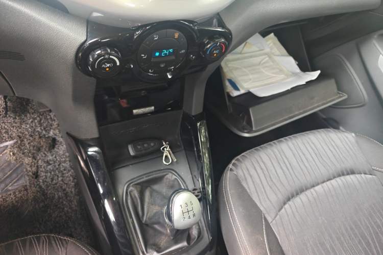 Used Ford EcoSport 2013 1.0L GTDi Manual Luxury Model Gear Lever