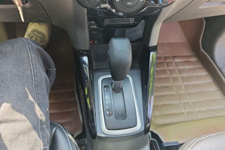 Used Ford EcoSport 2013 1.5L Automatic Fashion Model Gear Lever