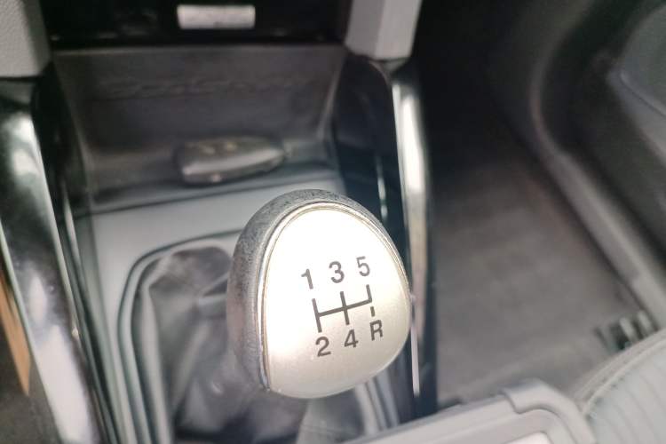 Used Ford EcoSport 2013 1.0L GTDi Manual Luxury Model Gear Lever