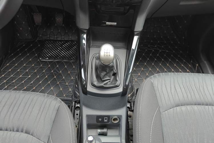 Used Ford EcoSport 2013 1.0L GTDi Manual Luxury Model Gear Lever