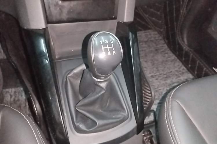 Used Ford EcoSport 2013 1.5L Manual Fashion Model Gear Lever