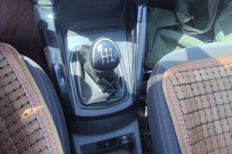 Used Ford EcoSport 2013 1.5L Manual Fashion Model Gear Lever