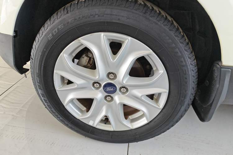 Used Ford EcoSport 2013 1.5L Automatic Fashion Model Left Front Wheel Hub