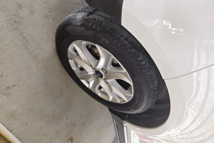 Used Ford EcoSport 2013 1.5L Automatic Fashion Model Left Front Wheel Hub