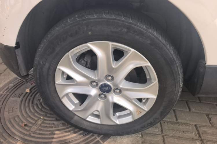 Used Ford EcoSport 2013 1.5L Automatic Fashion Model Left Front Wheel Hub