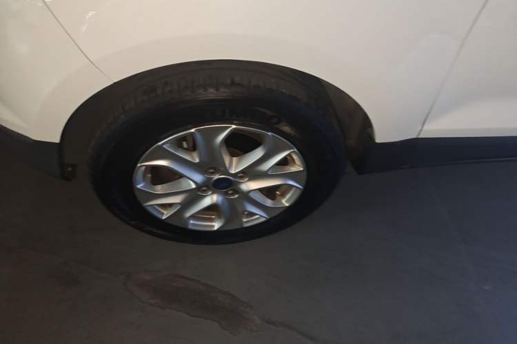Used Ford EcoSport 2013 1.5L Automatic Fashion Model Left Front Wheel Hub