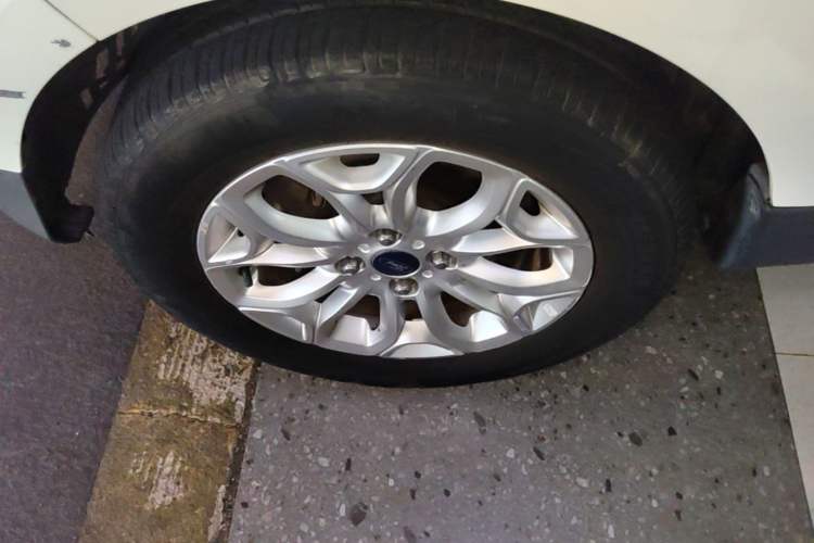Used Ford EcoSport 2013 1.5L Automatic Prestige Model Left Front Wheel Hub