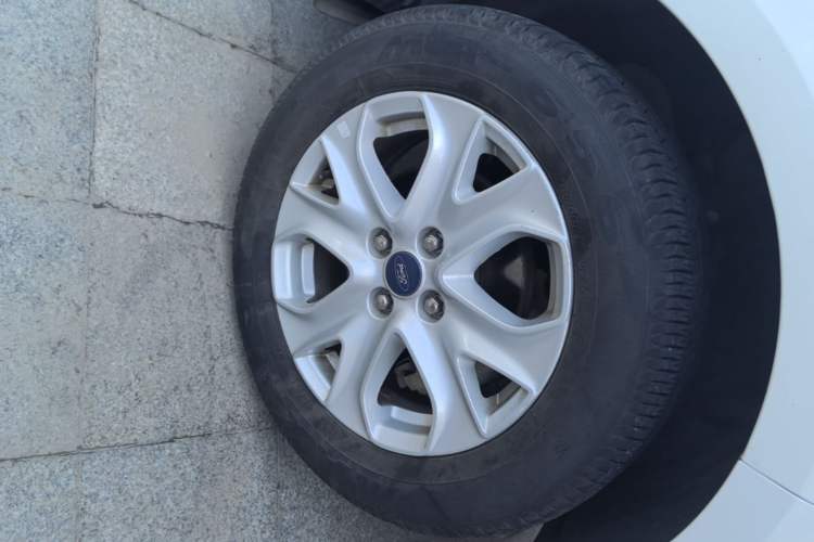 Used Ford EcoSport 2013 1.5L Automatic Fashion Model Left Front Wheel Hub