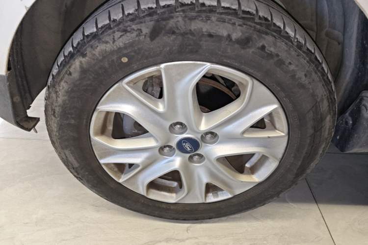 Used Ford EcoSport 2013 1.5L Manual Fashion Model Left Front Wheel Hub
