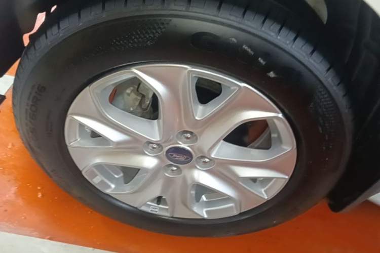Used Ford EcoSport 2013 1.5L Automatic Fashion Model Left Front Wheel Hub