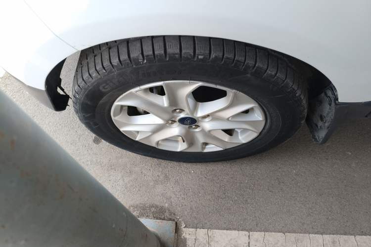 Used Ford EcoSport 2013 1.5L Automatic Fashion Model Left Front Wheel Hub