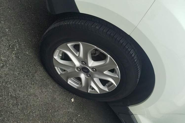 Used Ford EcoSport 2013 1.5L Manual Fashion Model Left Front Wheel Hub
