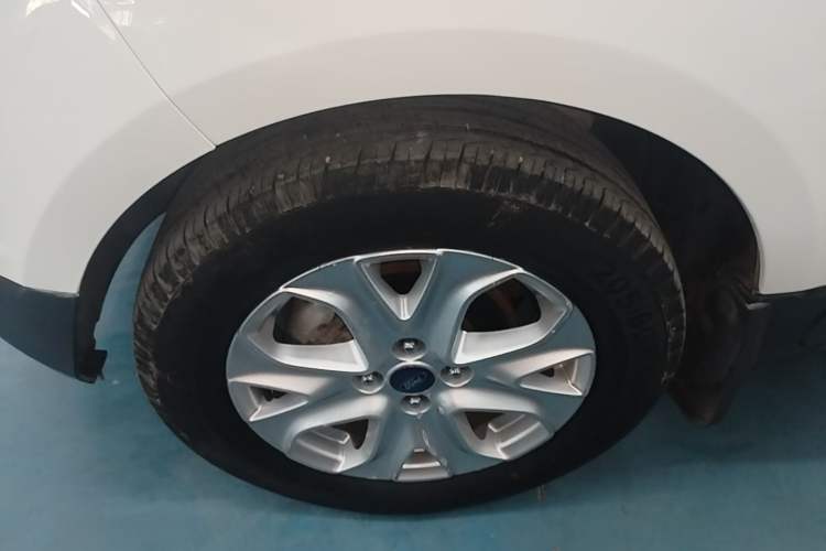 Used Ford EcoSport 2013 1.5L Manual Fashion Model Left Front Wheel Hub