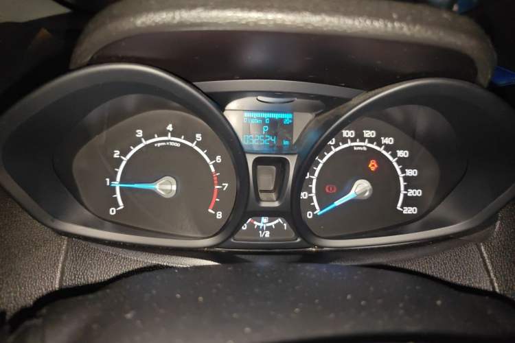 Used Ford EcoSport 2013 1.5L Automatic Fashion Model Odometer Close Up