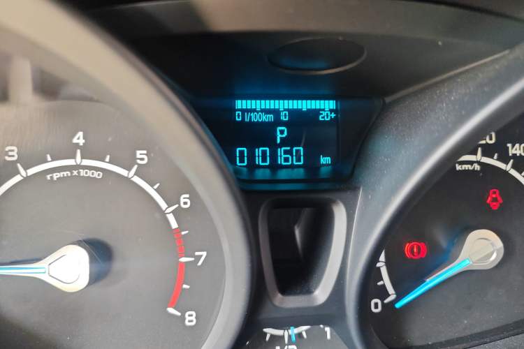 Used Ford EcoSport 2013 1.5L Automatic Fashion Model Odometer Close Up