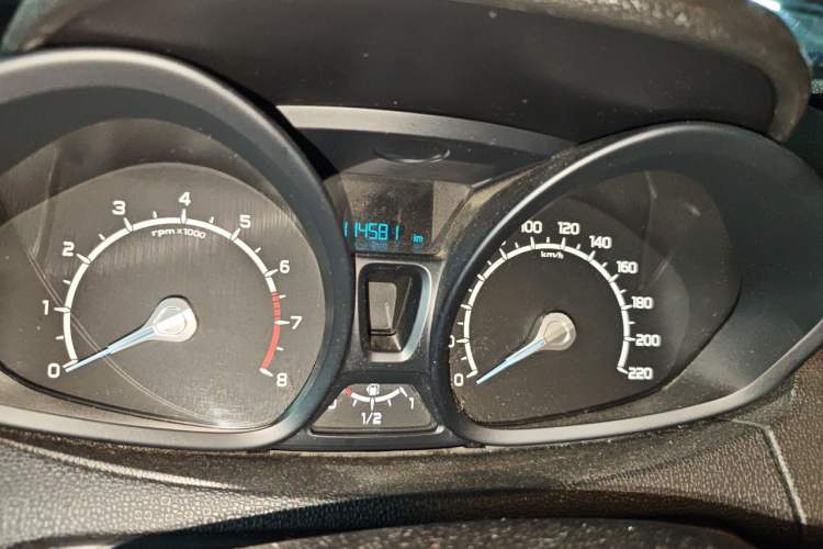 Used Ford EcoSport 2013 1.5L Automatic Fashion Model Odometer Close Up
