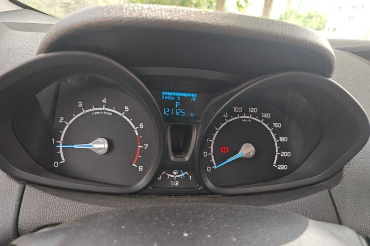 Used Ford EcoSport 2013 1.5L Automatic Fashion Model Odometer Close Up
