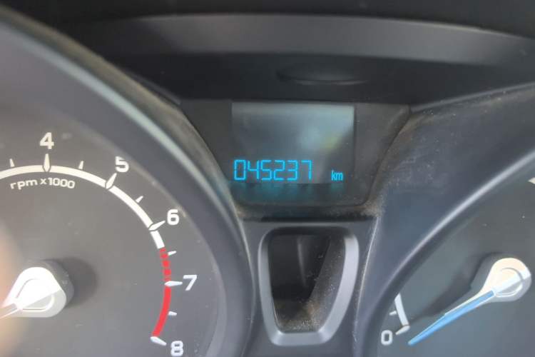 Used Ford EcoSport 2013 1.5L Manual Fashion Model Odometer Close Up