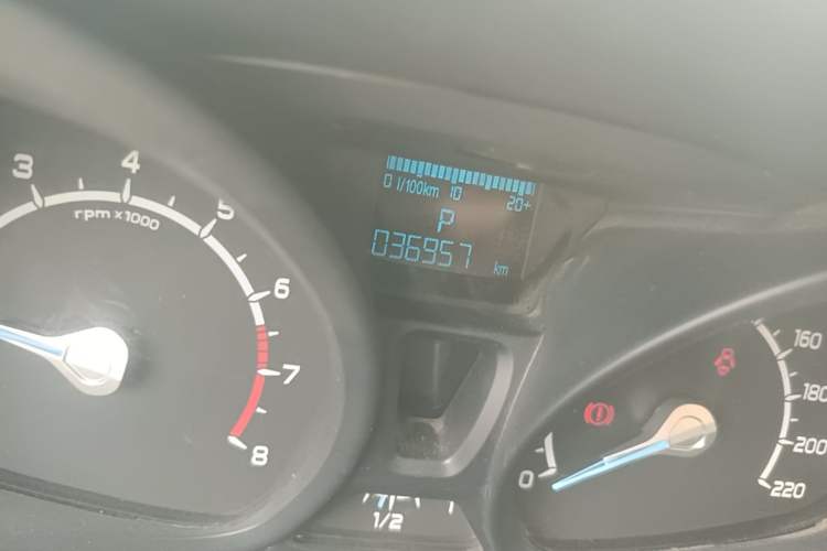 Used Ford EcoSport 2013 1.5L Automatic Fashion Model Odometer Close Up