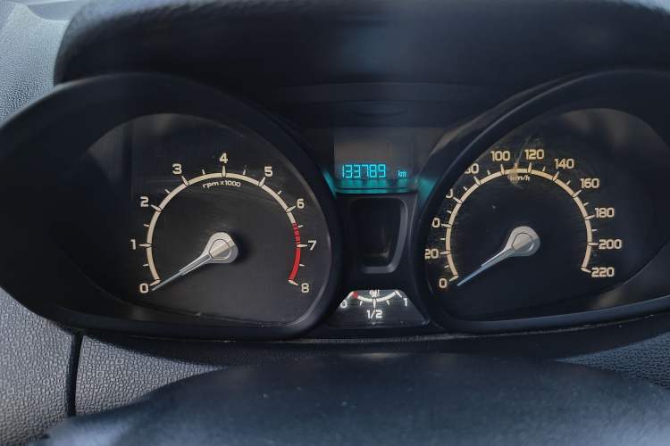 Used Ford EcoSport 2013 1.5L Automatic Fashion Model Odometer Close Up