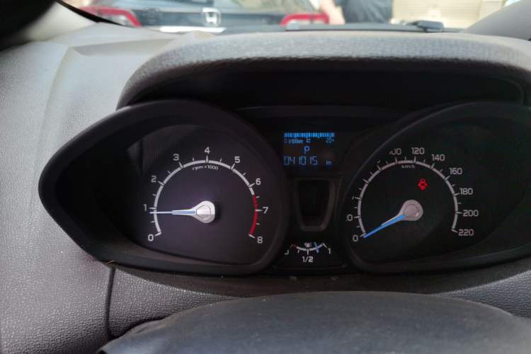 Used Ford EcoSport 2013 1.5L Automatic Fashion Model Odometer Close Up
