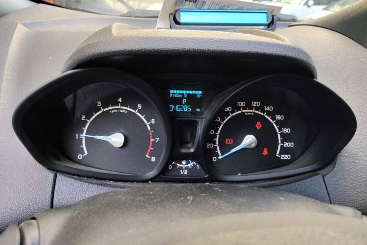 Used Ford EcoSport 2013 1.5L Automatic Fashion Model Odometer Close Up