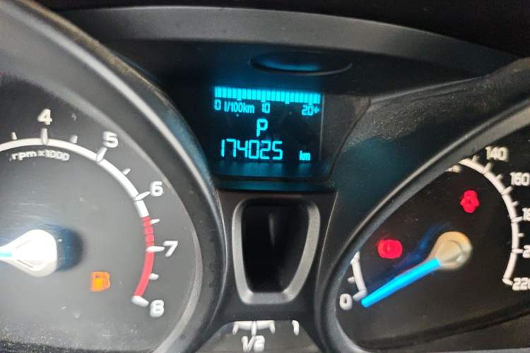 Used Ford EcoSport 2013 1.5L Automatic Fashion Model Odometer Close Up