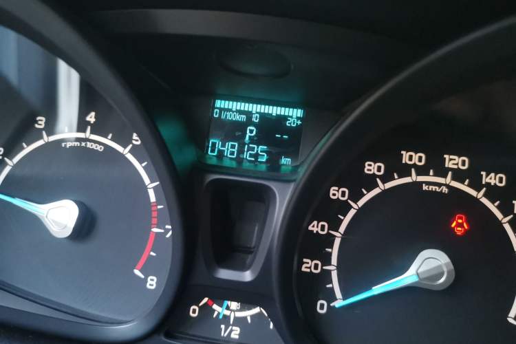 Used Ford EcoSport 2013 1.5L Automatic Fashion Model Odometer Close Up