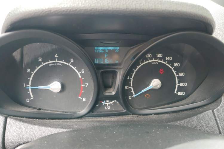 Used Ford EcoSport 2013 1.5L Automatic Fashion Model Odometer Close Up