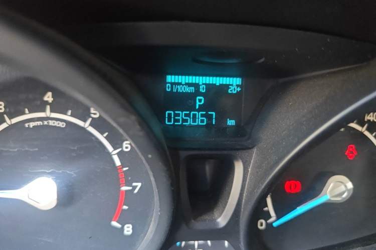 Used Ford EcoSport 2013 1.5L Automatic Fashion Model Odometer Close Up