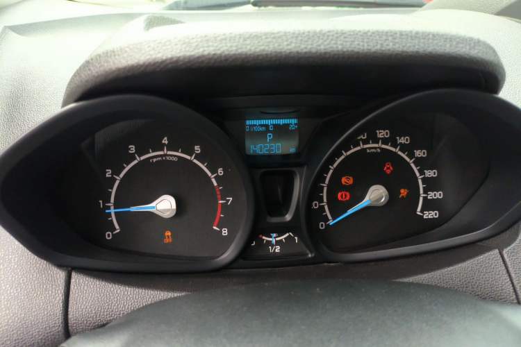 Used Ford EcoSport 2013 1.5L Automatic Fashion Model Odometer Close Up