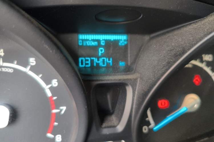 Used Ford EcoSport 2013 1.5L Automatic Fashion Model Odometer Close Up