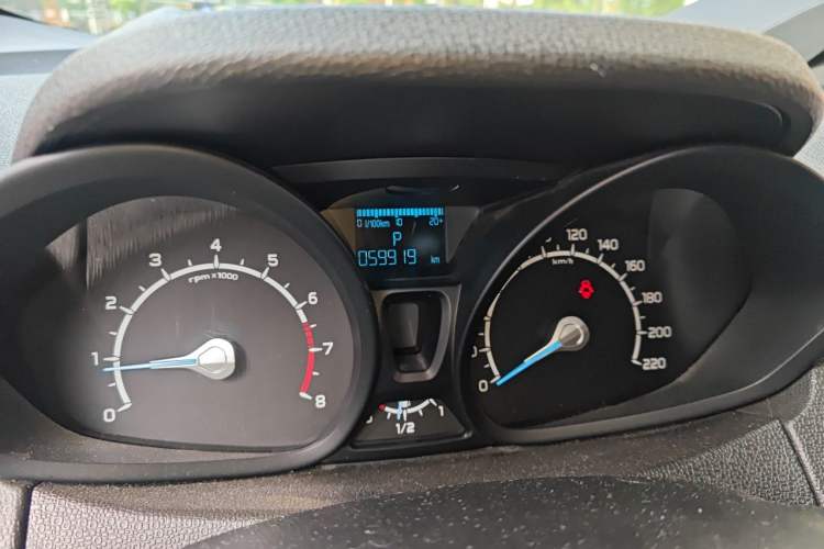 Used Ford EcoSport 2013 1.5L Automatic Fashion Model Odometer Close Up