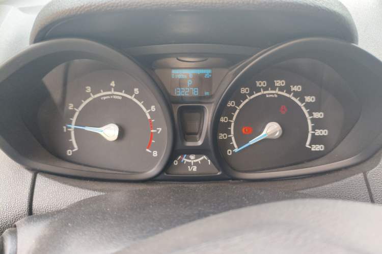 Used Ford EcoSport 2013 1.5L Automatic Fashion Model Odometer Close Up