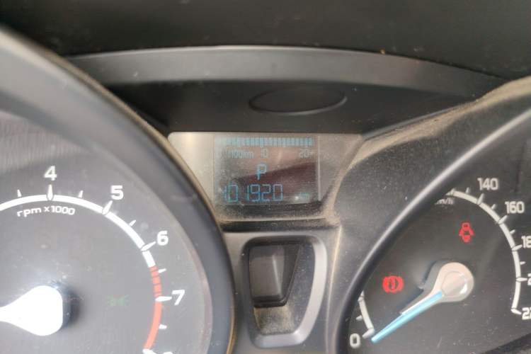 Used Ford EcoSport 2013 1.5L Automatic Fashion Model Odometer Close Up