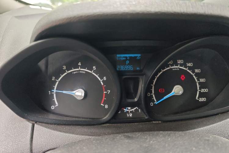 Used Ford EcoSport 2013 1.5L Automatic Fashion Model Odometer Close Up